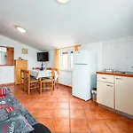 Aleks House With Konukevi