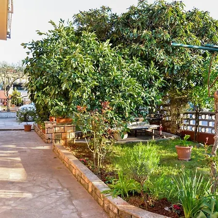 Aleks House With Vendégház