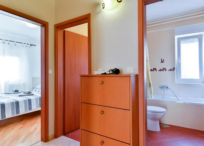 Aleks House With Gasthuis